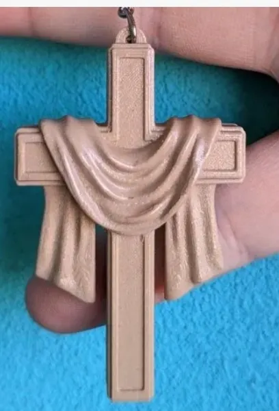 Chaveiro Cruz com Manto Detalhado | Fé e Estilo Contemporâneo